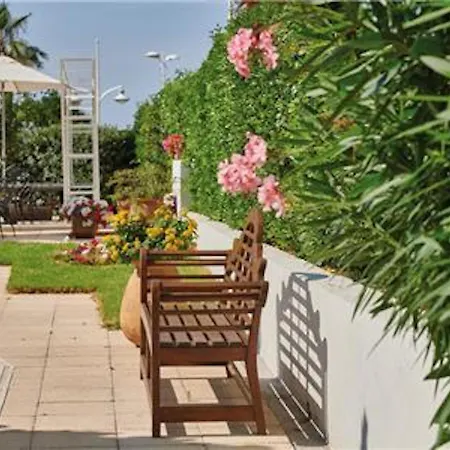 Scenic Le Meditarranee- Studio 4 People Garden Level * Saint-Raphaël